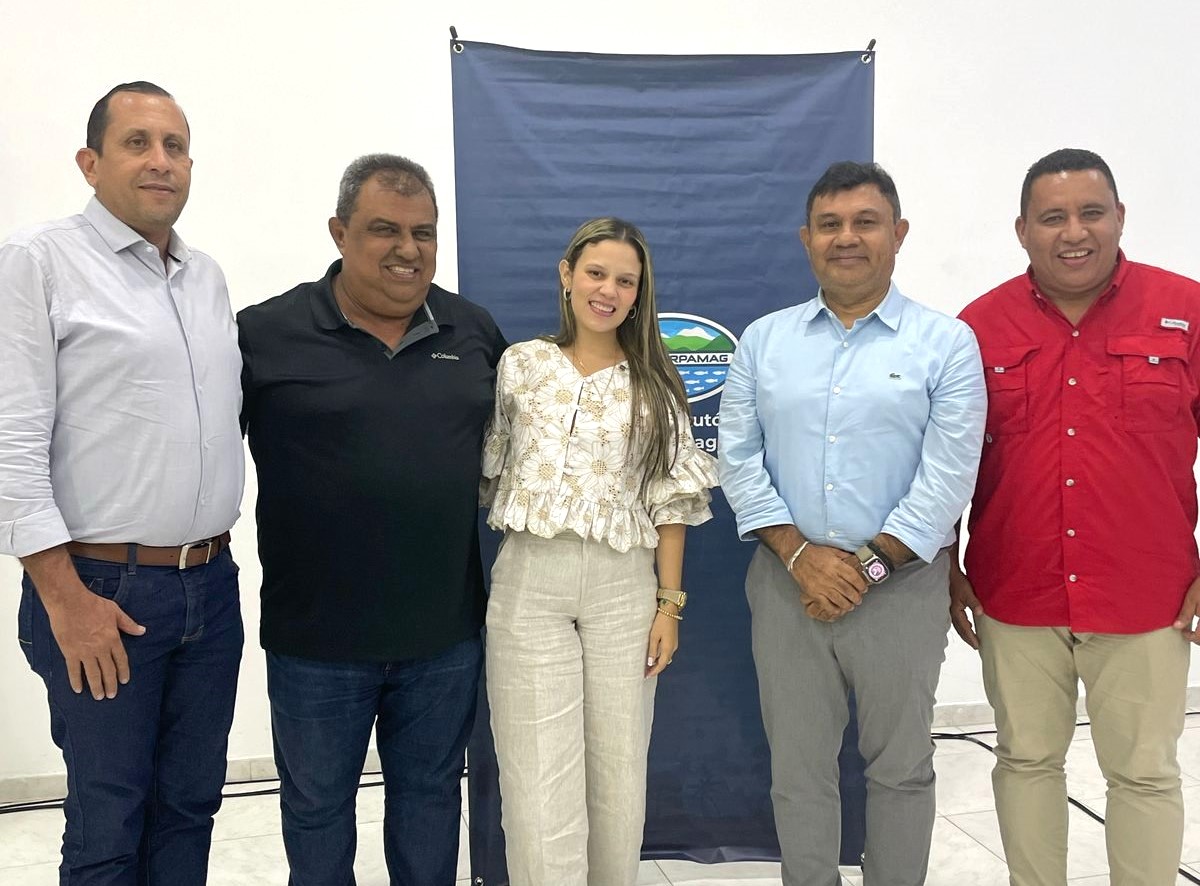 Alcaldes elegidos en foto grupal con el Director de CORPAMAG
