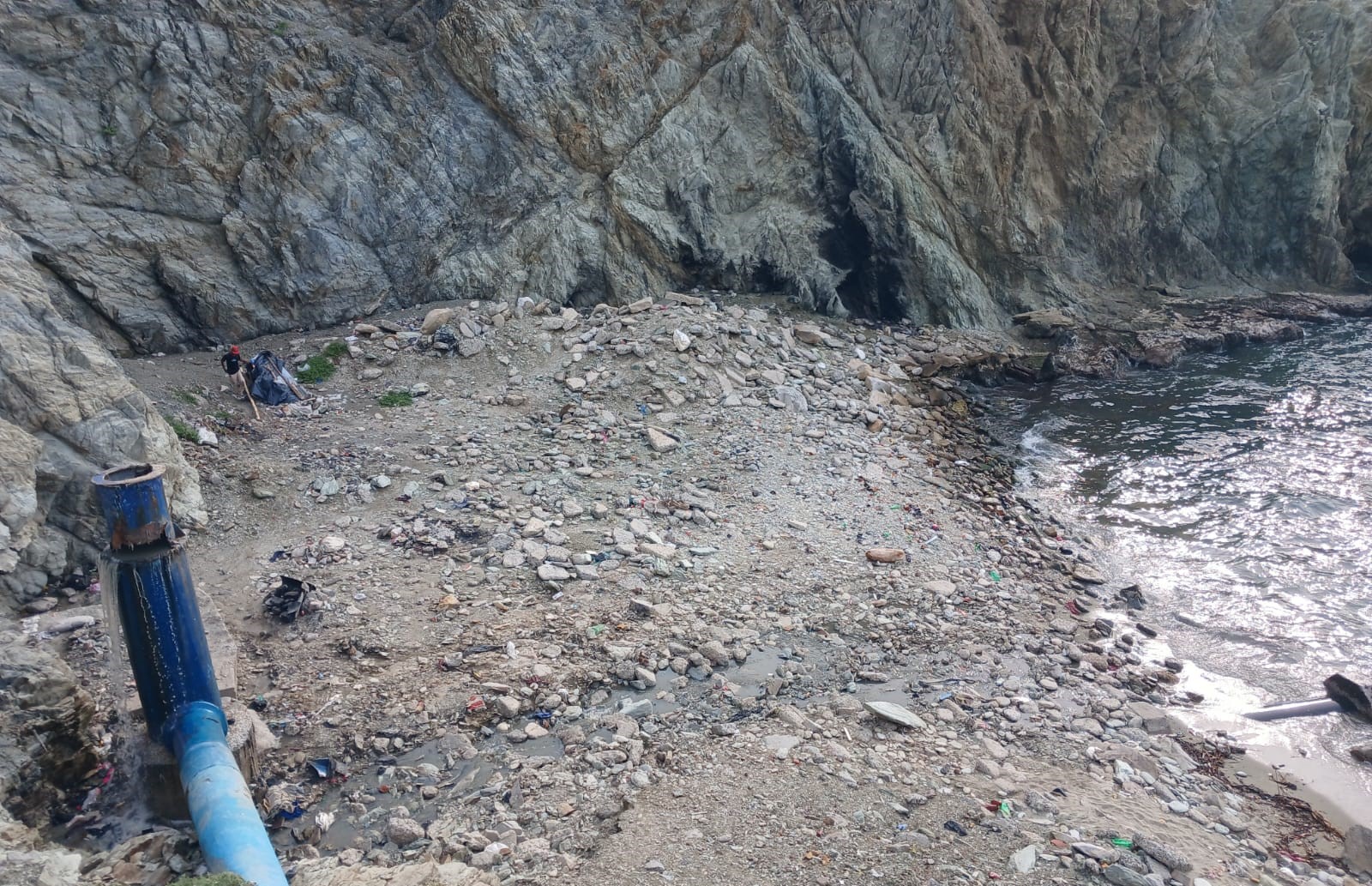 Tubo arrojando vertimiento mar