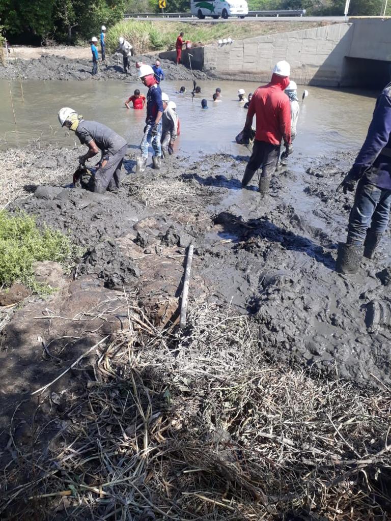 Obreros realizan mantenimiento al caño Clarin sacando sedimentación de sus aguas