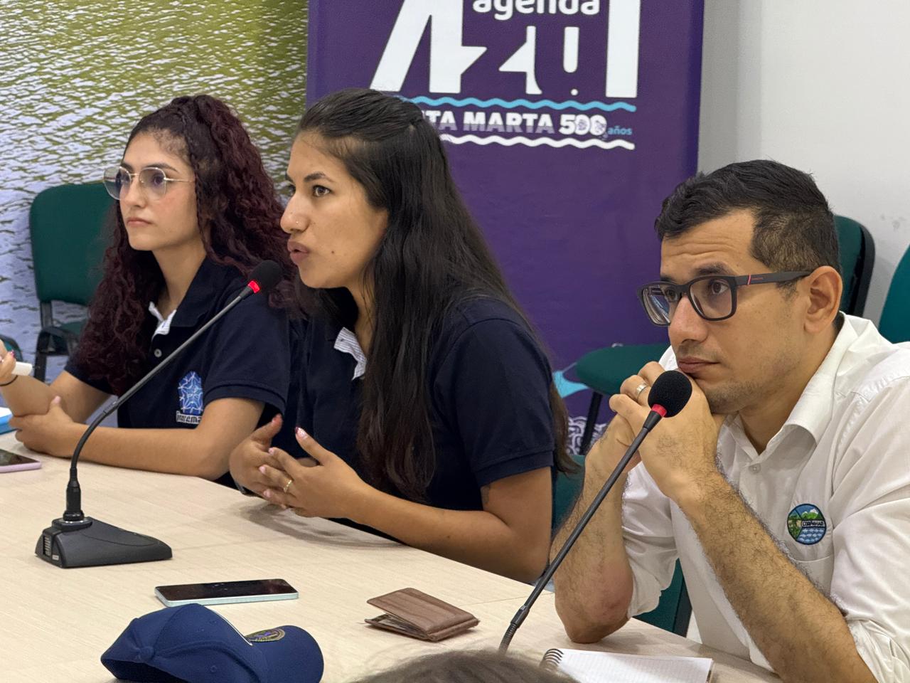 Funcionario de Corpamag con funcionarios del Invemar en mesa hablando