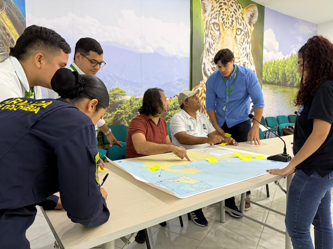 Miembros de instituciones trabajando e n un mapa