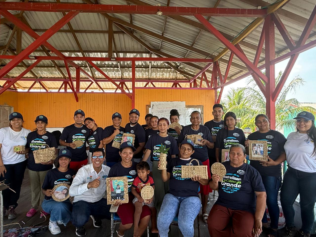Foto grupal de personas de la comunidad que recibieron capacitacion