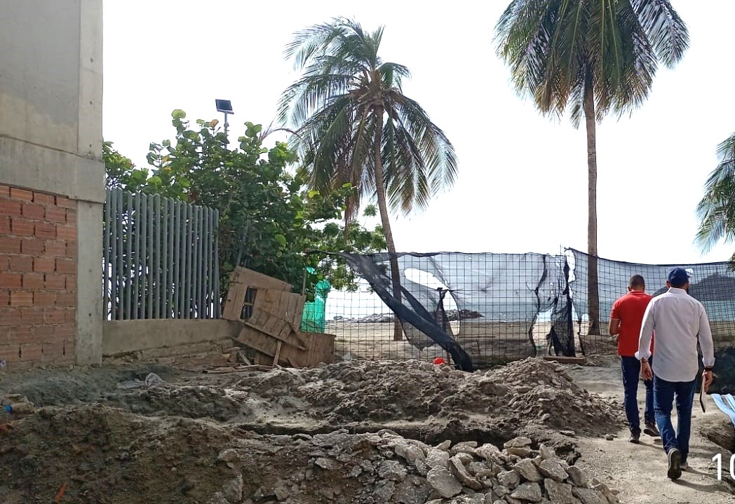 Edificio donde se observa trabajos de intervencion con personal de Corpamag revisando la situaciòn
