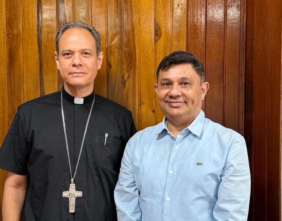 Monseñor Jose Bacci y Director de CORPAMAG posando en foto