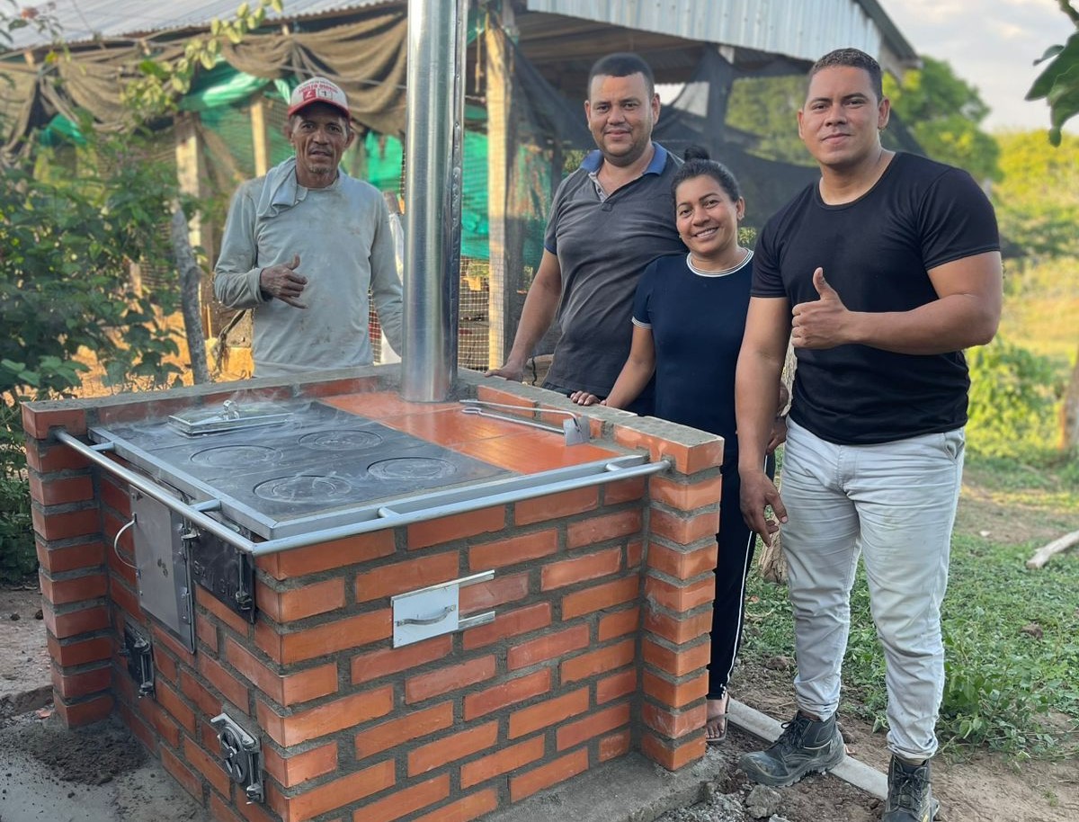 Familia posando en estufa ecològica