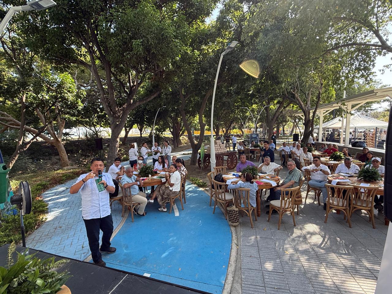 Panoramica evento con personas invitadas