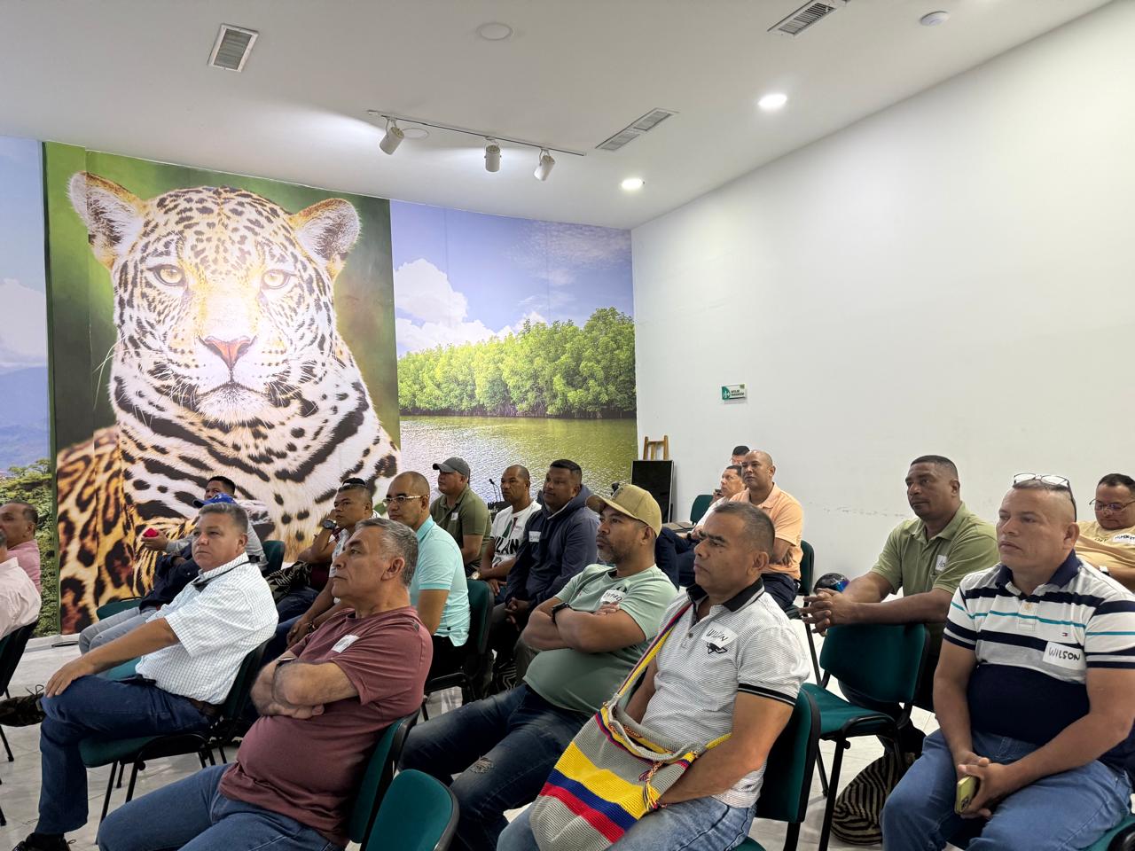 Grupo de miembros del ejercito vestidos de civil en el auditorio