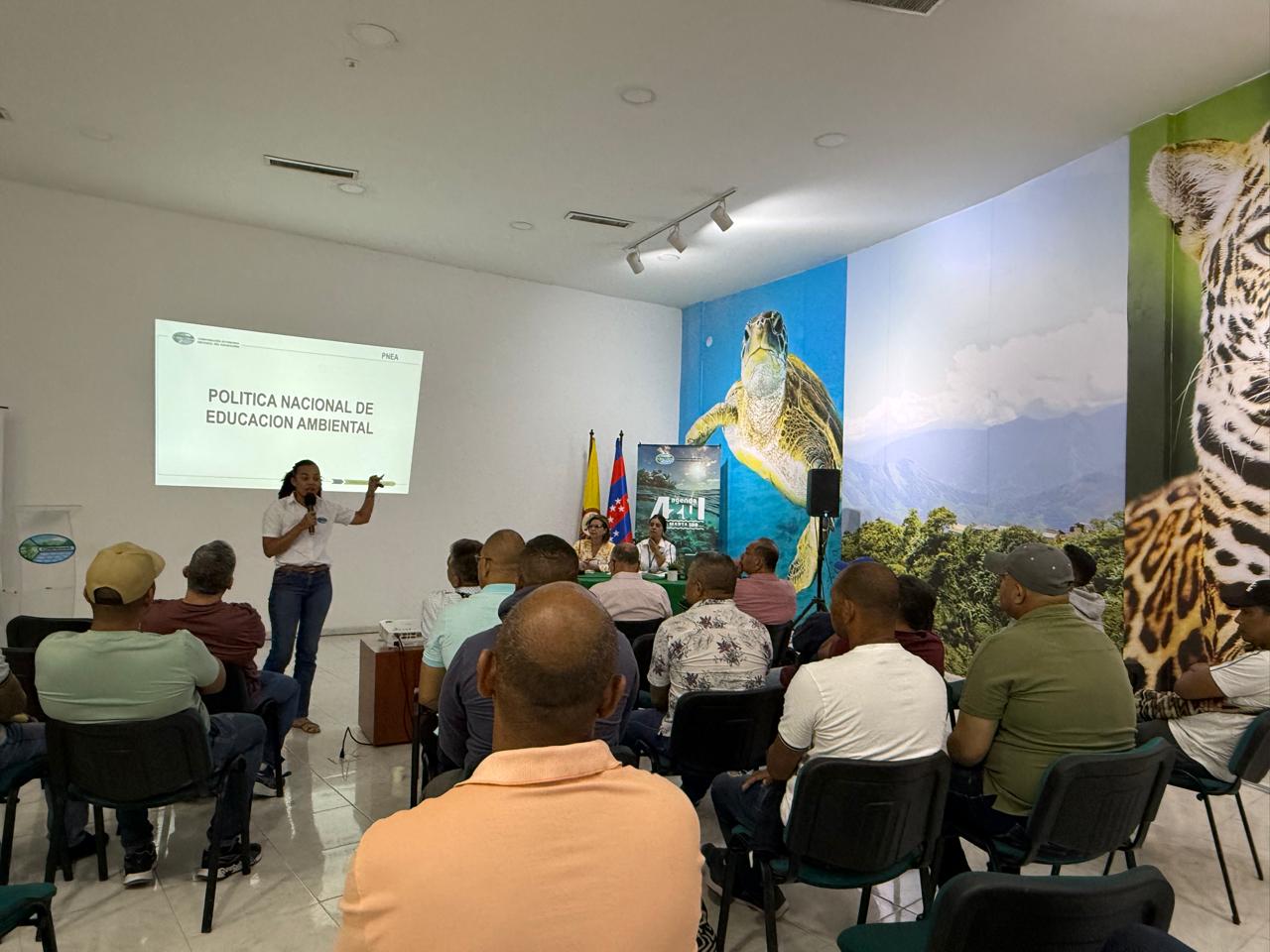 Funcionaria de corpamag dictando taller