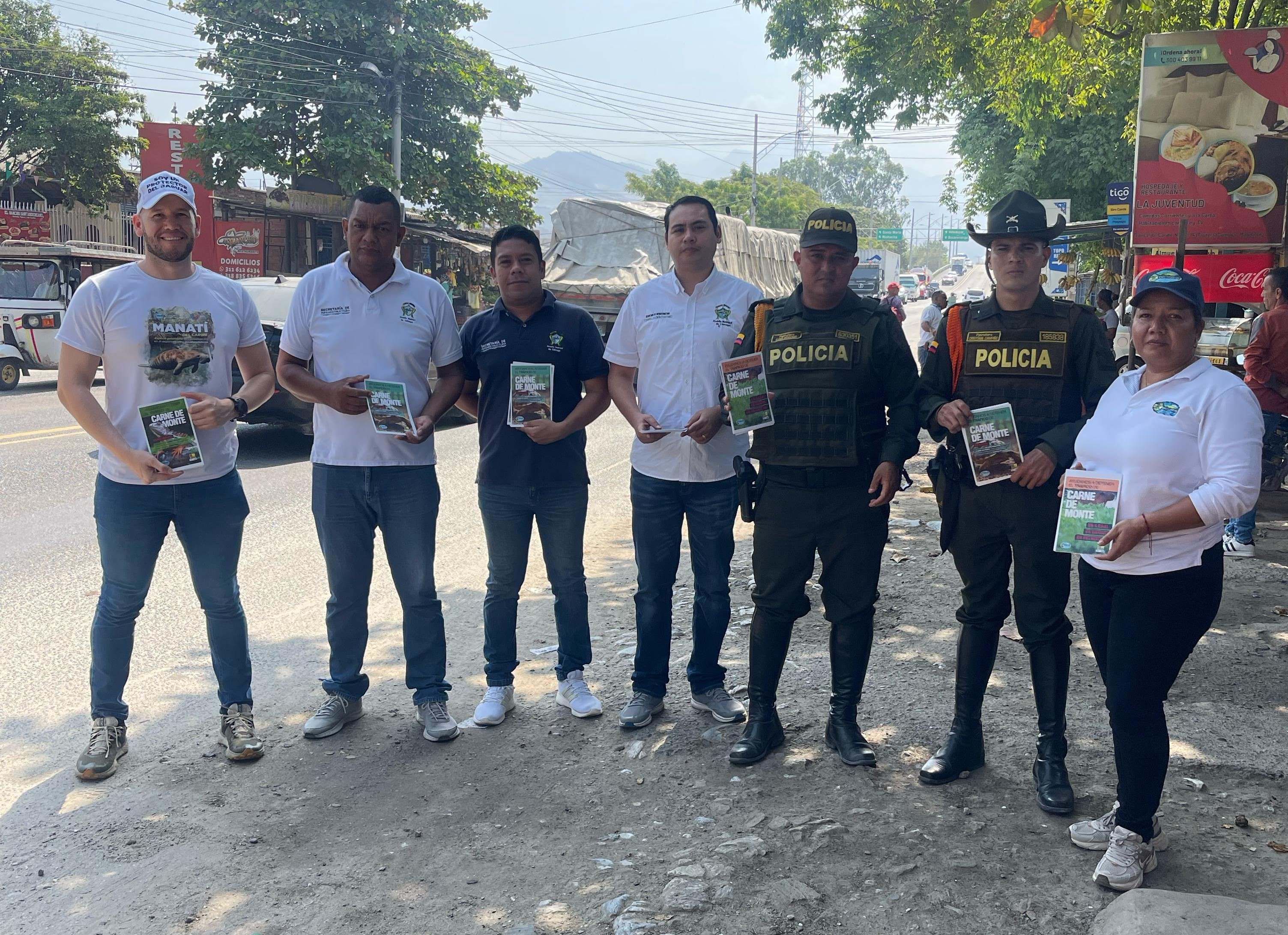 Foto grupal de funcioarios y policia ambiental