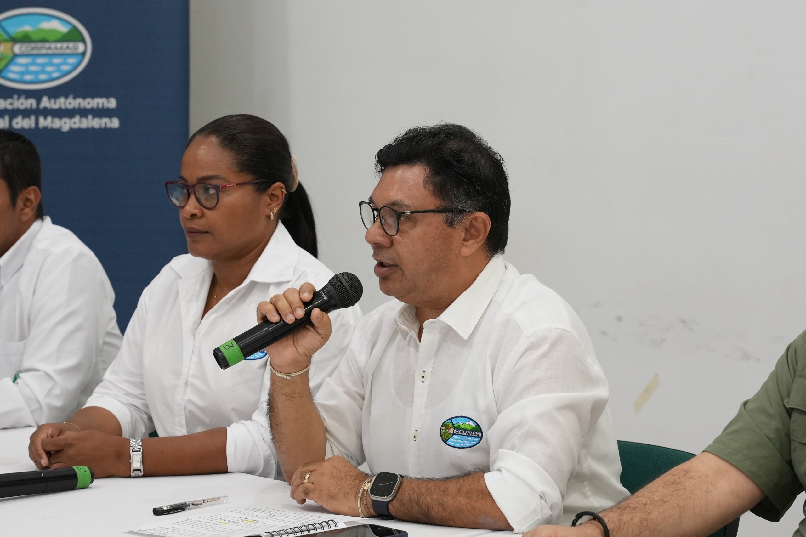 Director de corpamag hablando en la reuniòn