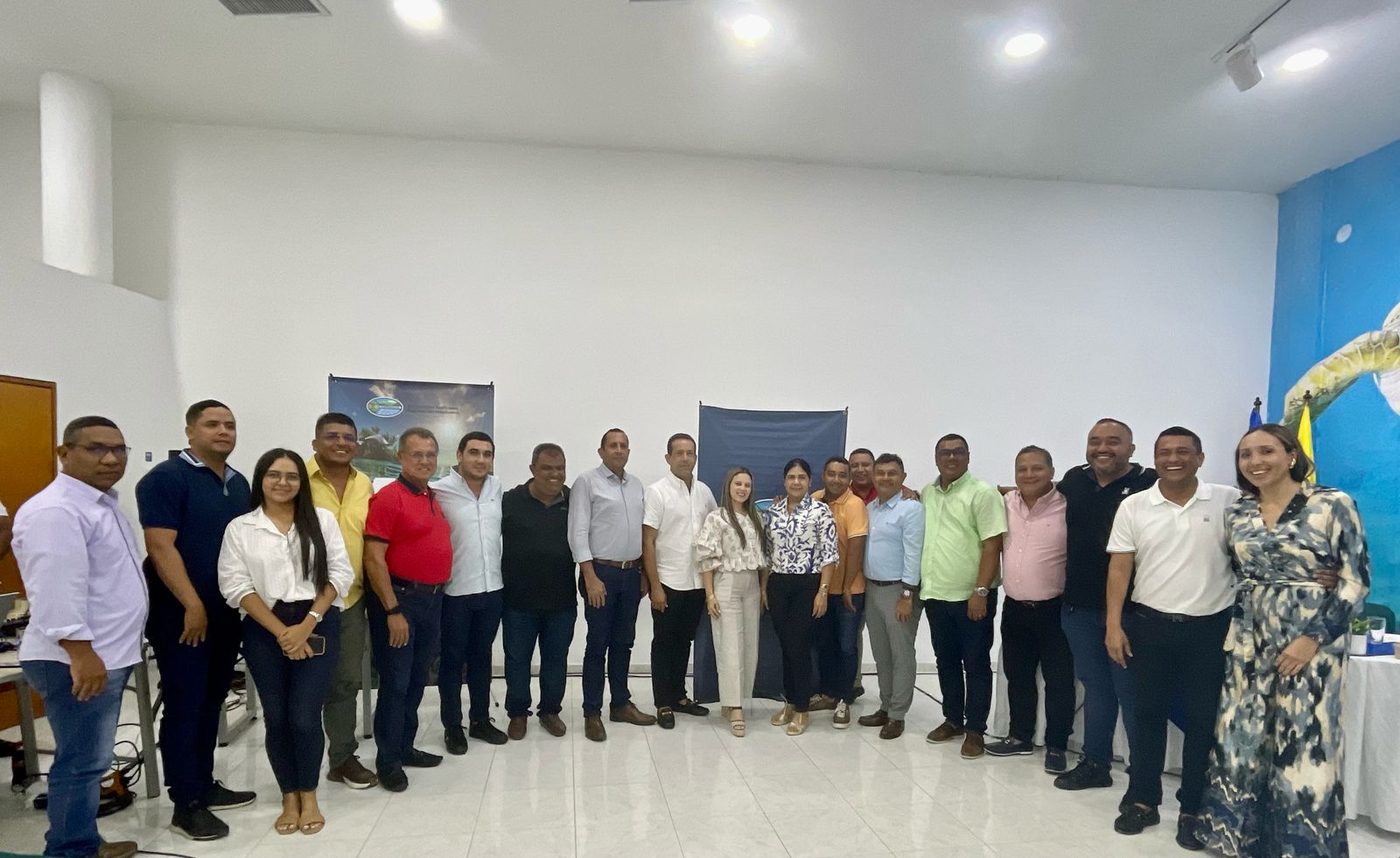Grupo de Alcaldes foto general con el Director de CORPAMAG