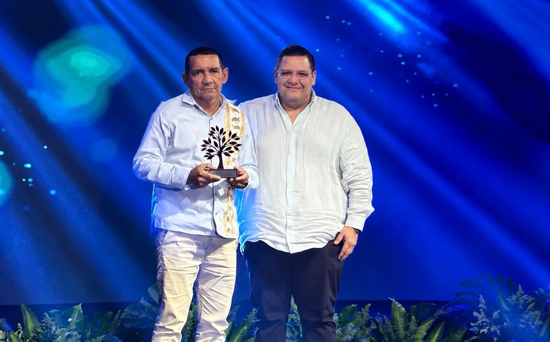 Profesor Wilman Atencia recibiendo premio