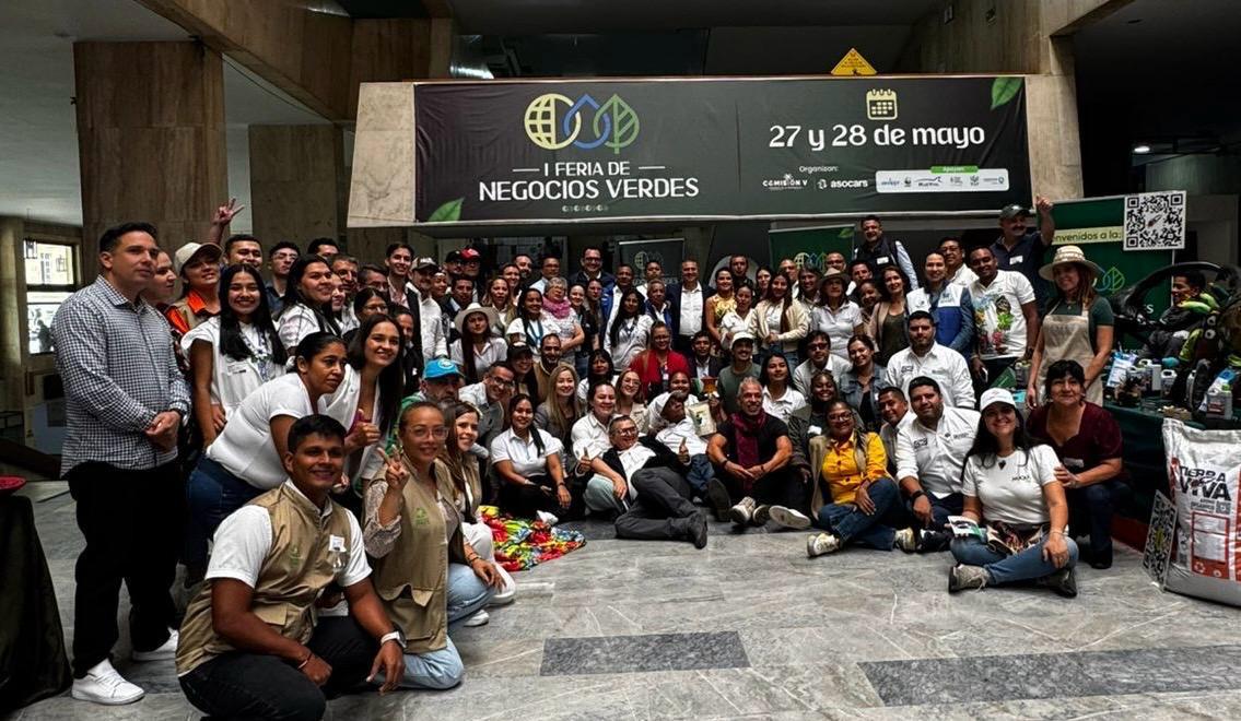 Grupo de negocios verdes de todo el pais en foto general