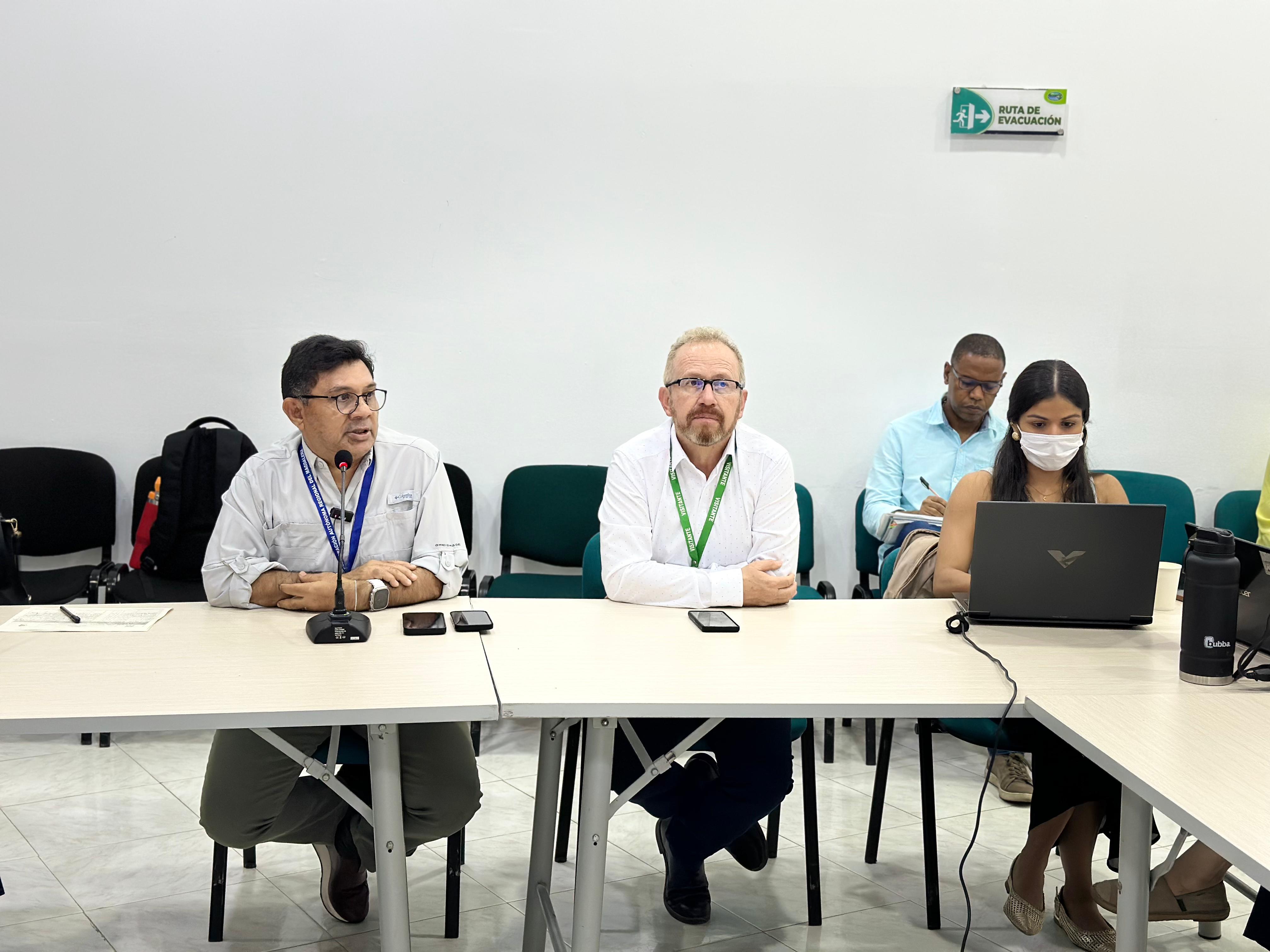 Director de Corpamag en mesa prinicipal con delegado del Ministerio de Ambiente