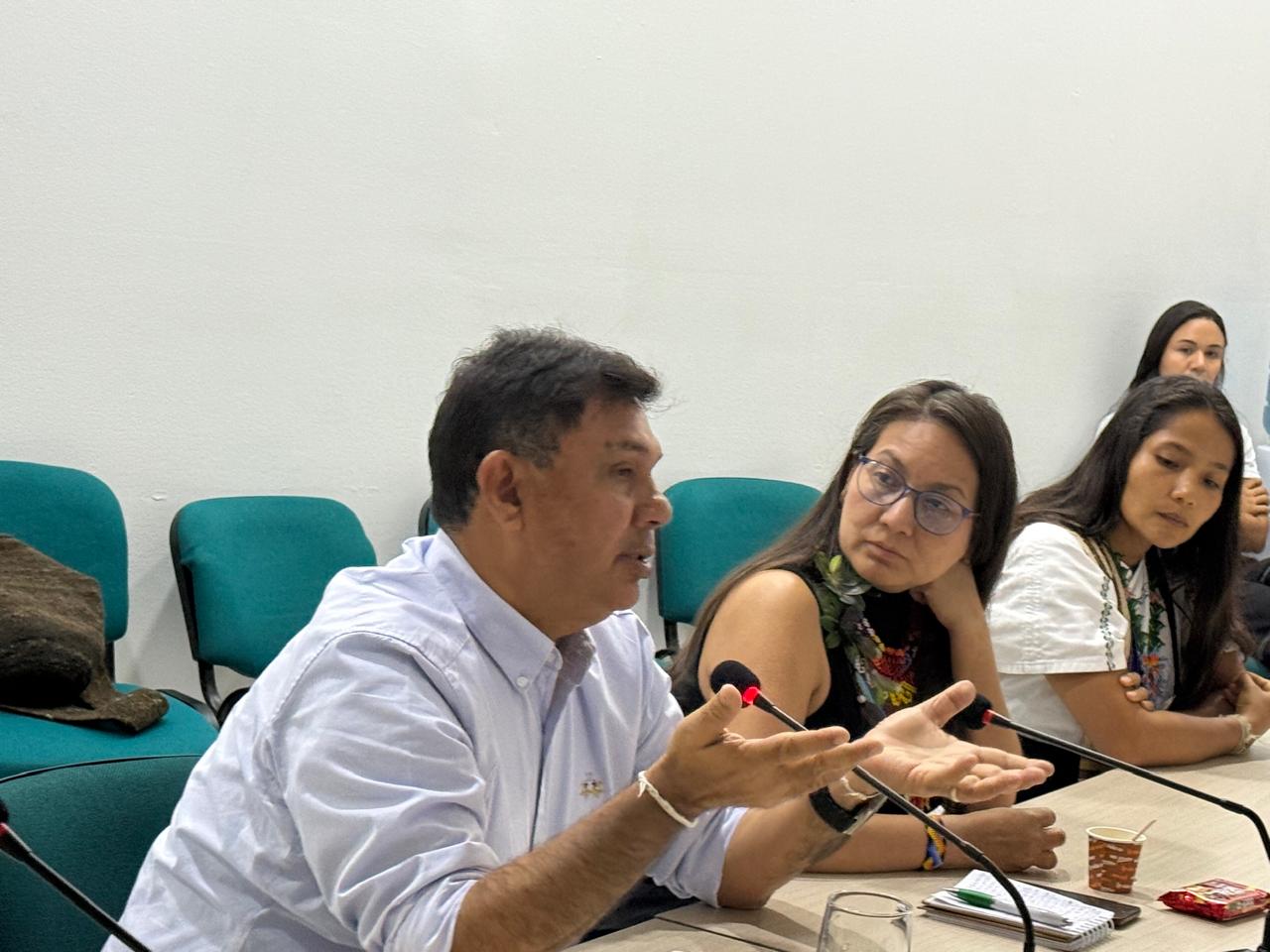 Director de Corpamag y Ministra de Ambiente conversando en mesa de trabajo