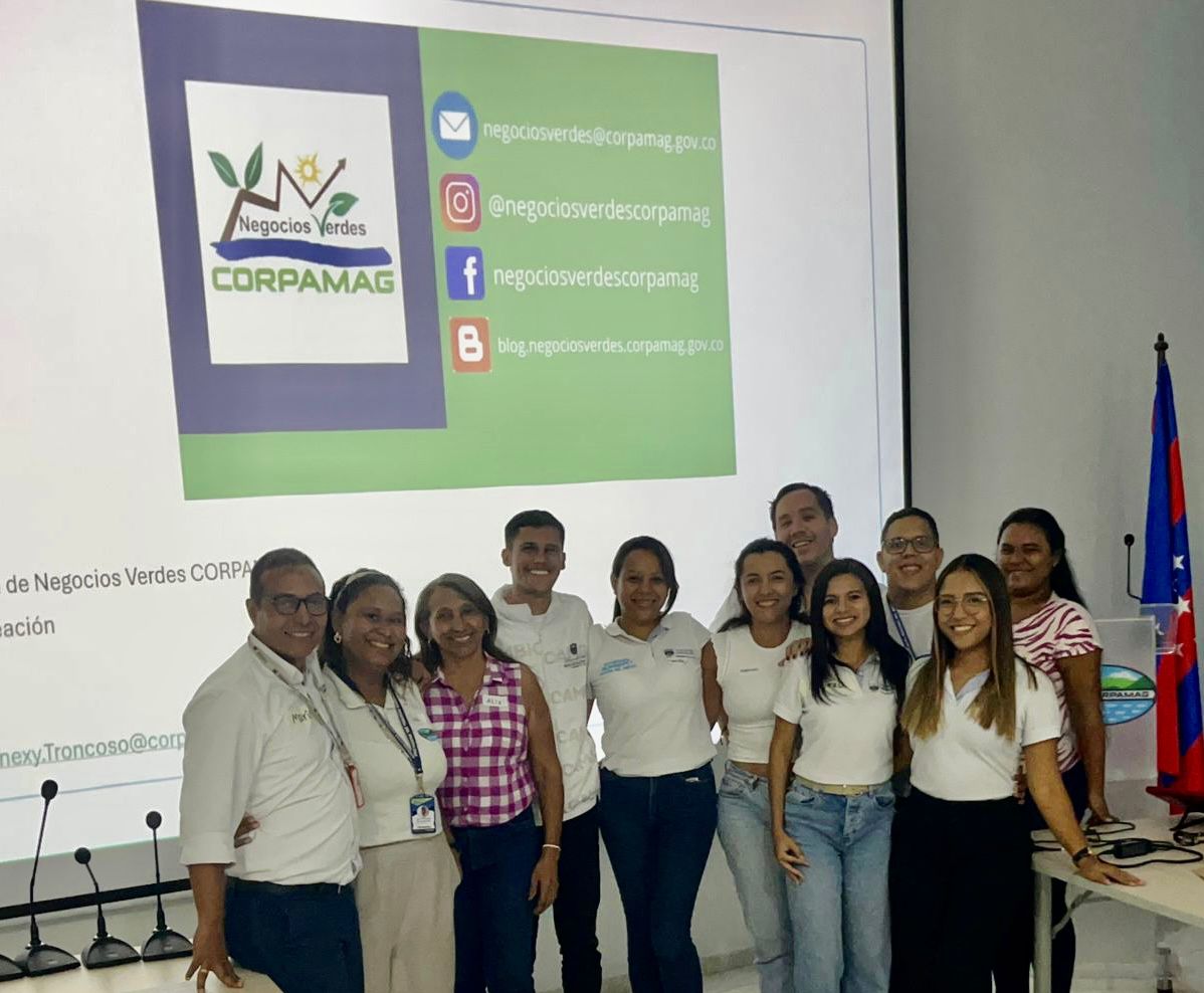Foto grupal participantes evento