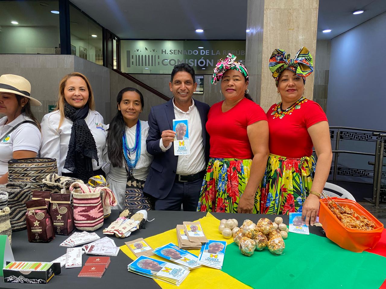 Genexy Troncoso funcionaria de Corpamag junto a Director de Asocar y miembros de Wirakoku y Dulces Ancestrales Tia Gloria