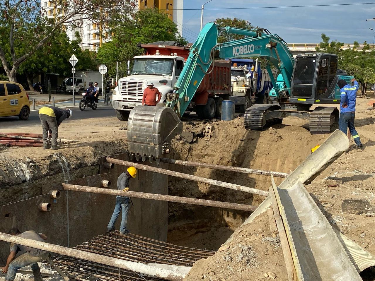 Trabajadores con maquinaria se observa un hueco donde adelantan las obras