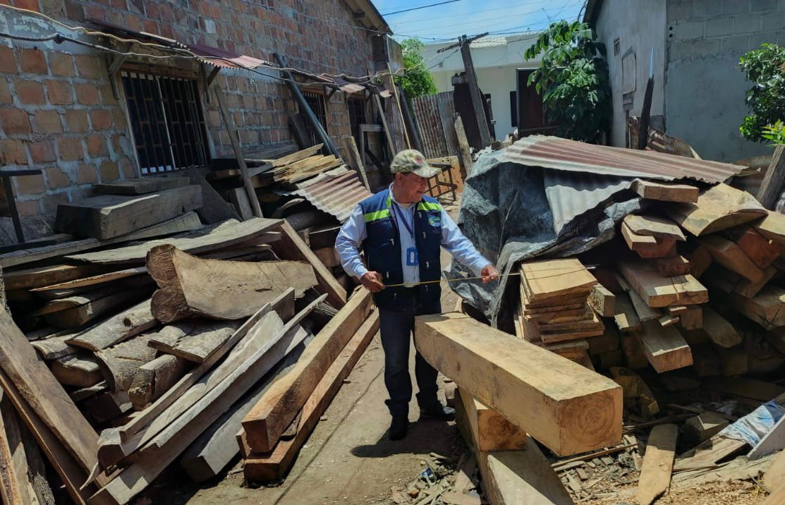 Funcionario rodeado de madera en un establecimiento