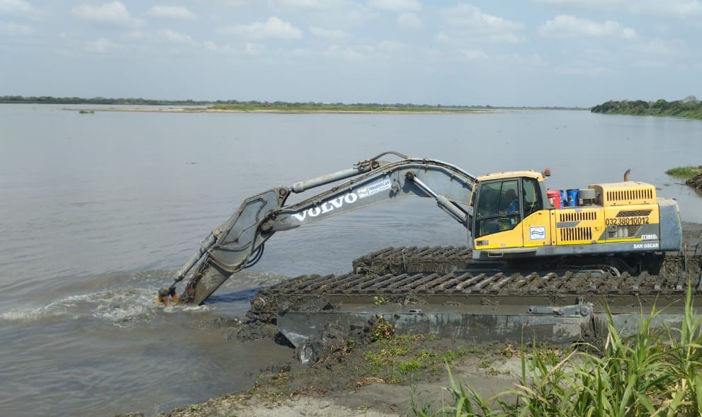 Maquina trabajando en el caño