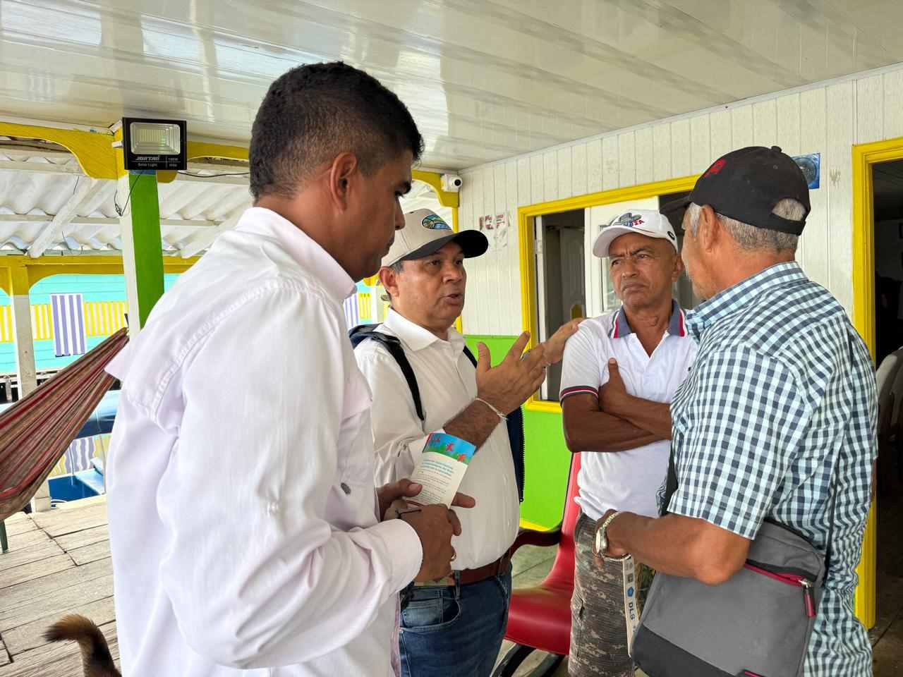 Director de CORPAMAG hablando con lideres comunitarios en Palafito