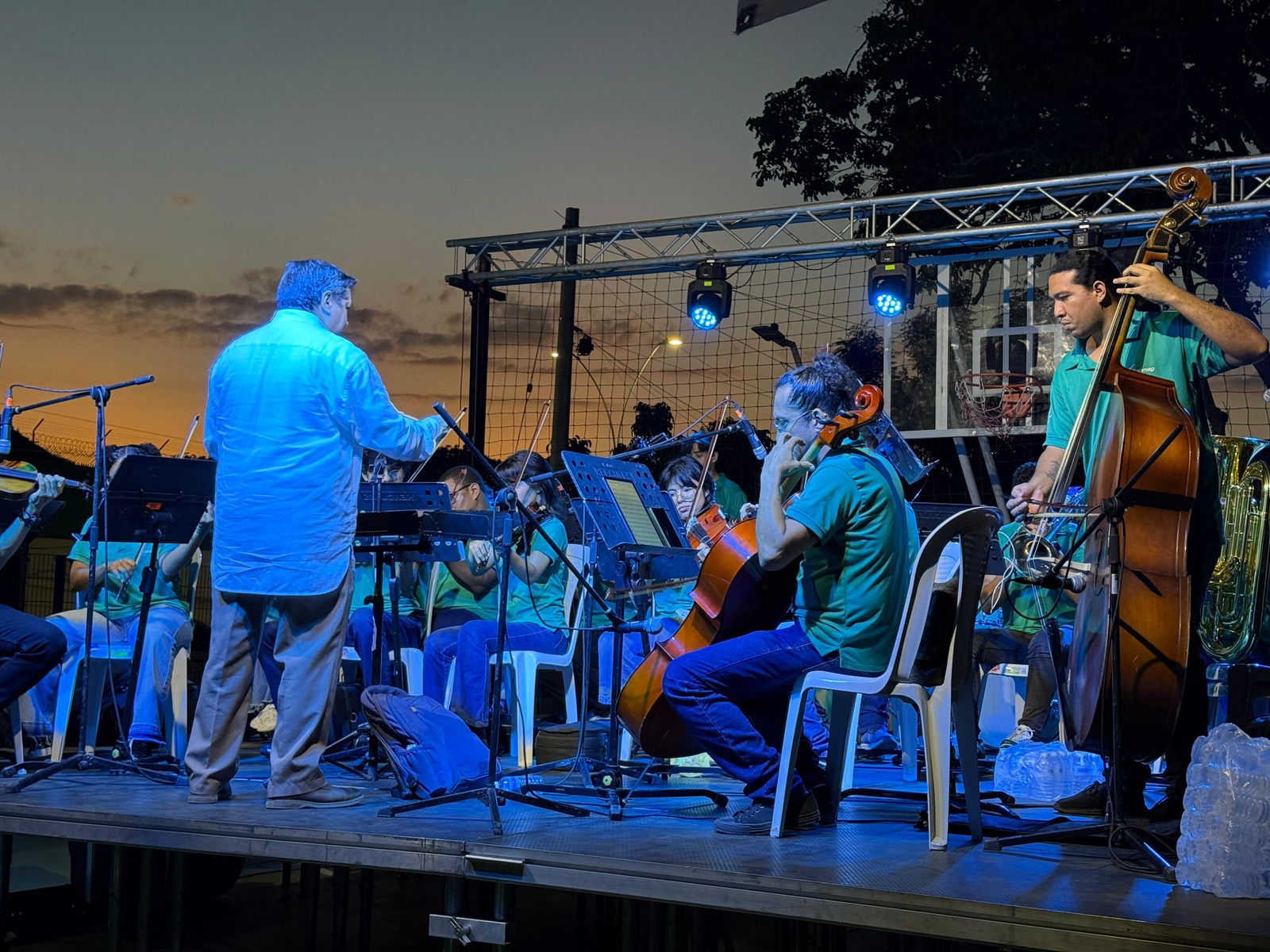 Orquesta tocando en el parque