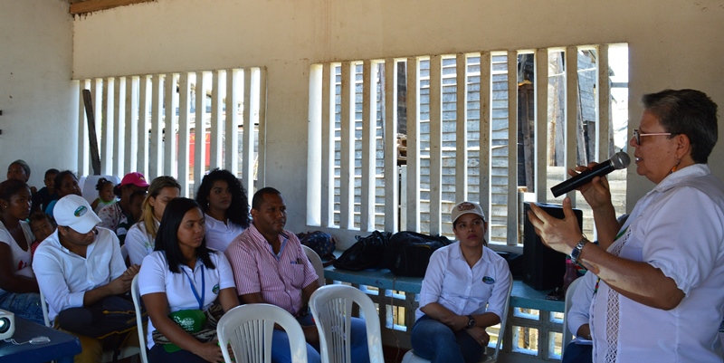 Reunión con pescadores del Caño Clarin para socializar obras y promover la veeduría ciudadana.