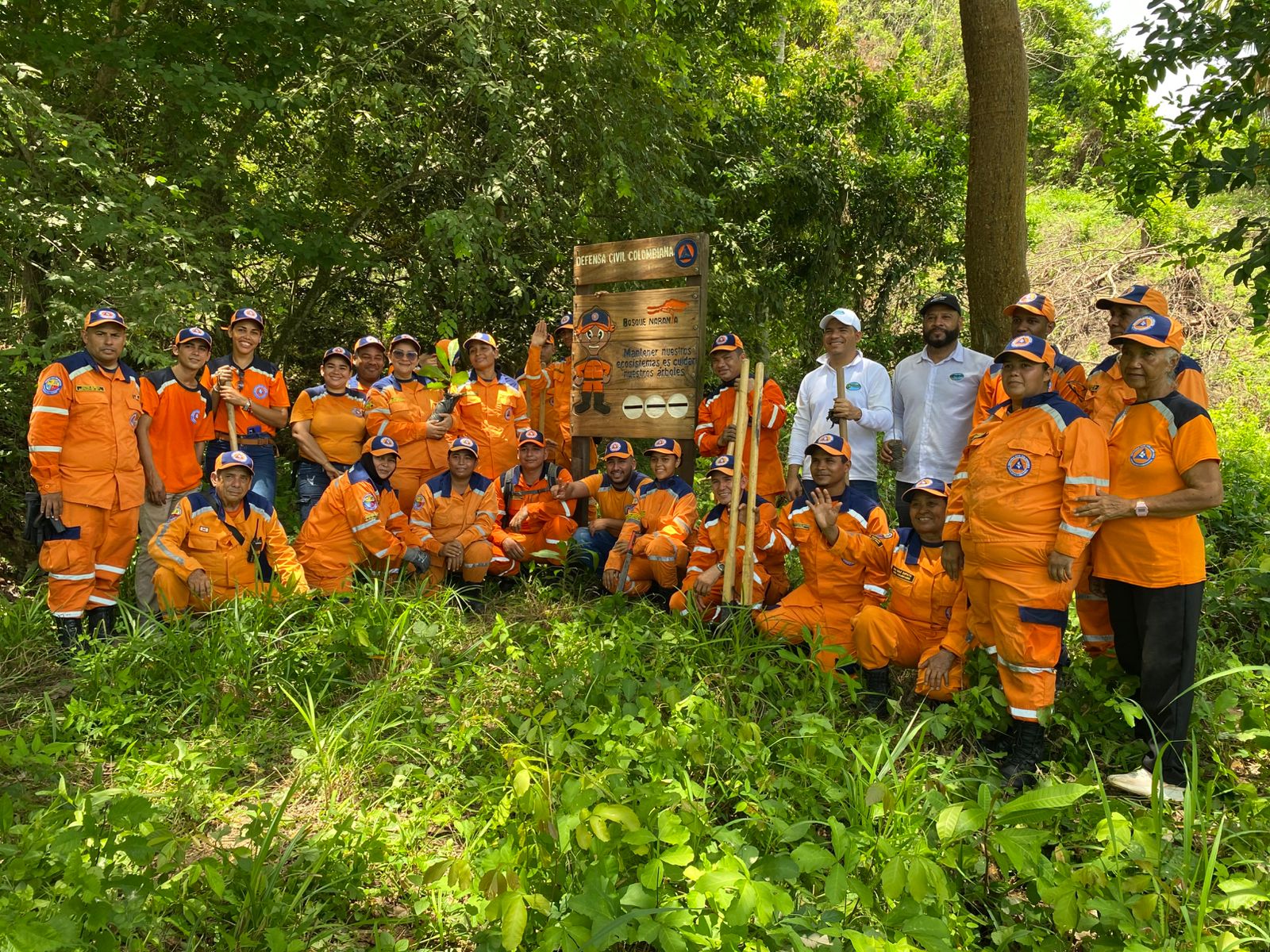 Foto grupal de la defensa civil y corpamag