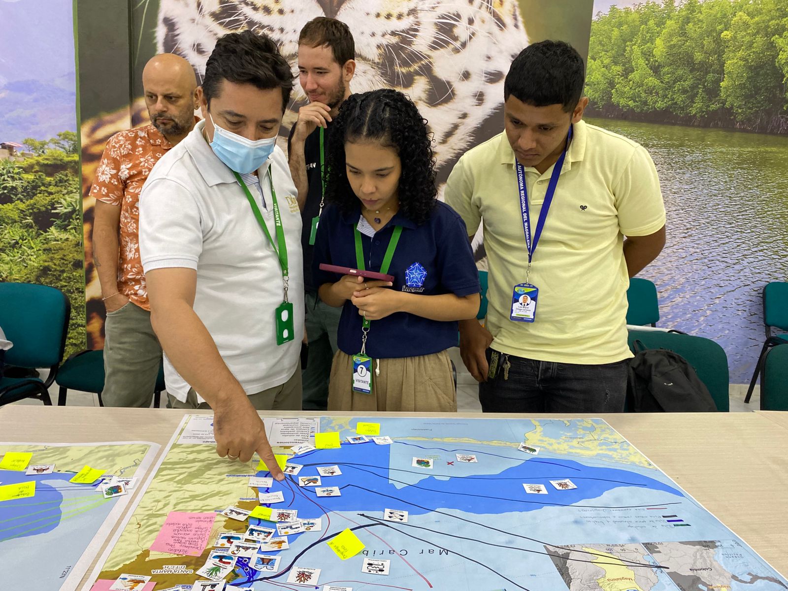 Participantes observando un mapa en la mesa