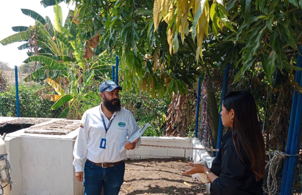 Funcionario de Corpamag en el sitio con persona encargada de la Estaciòn de Bombeo