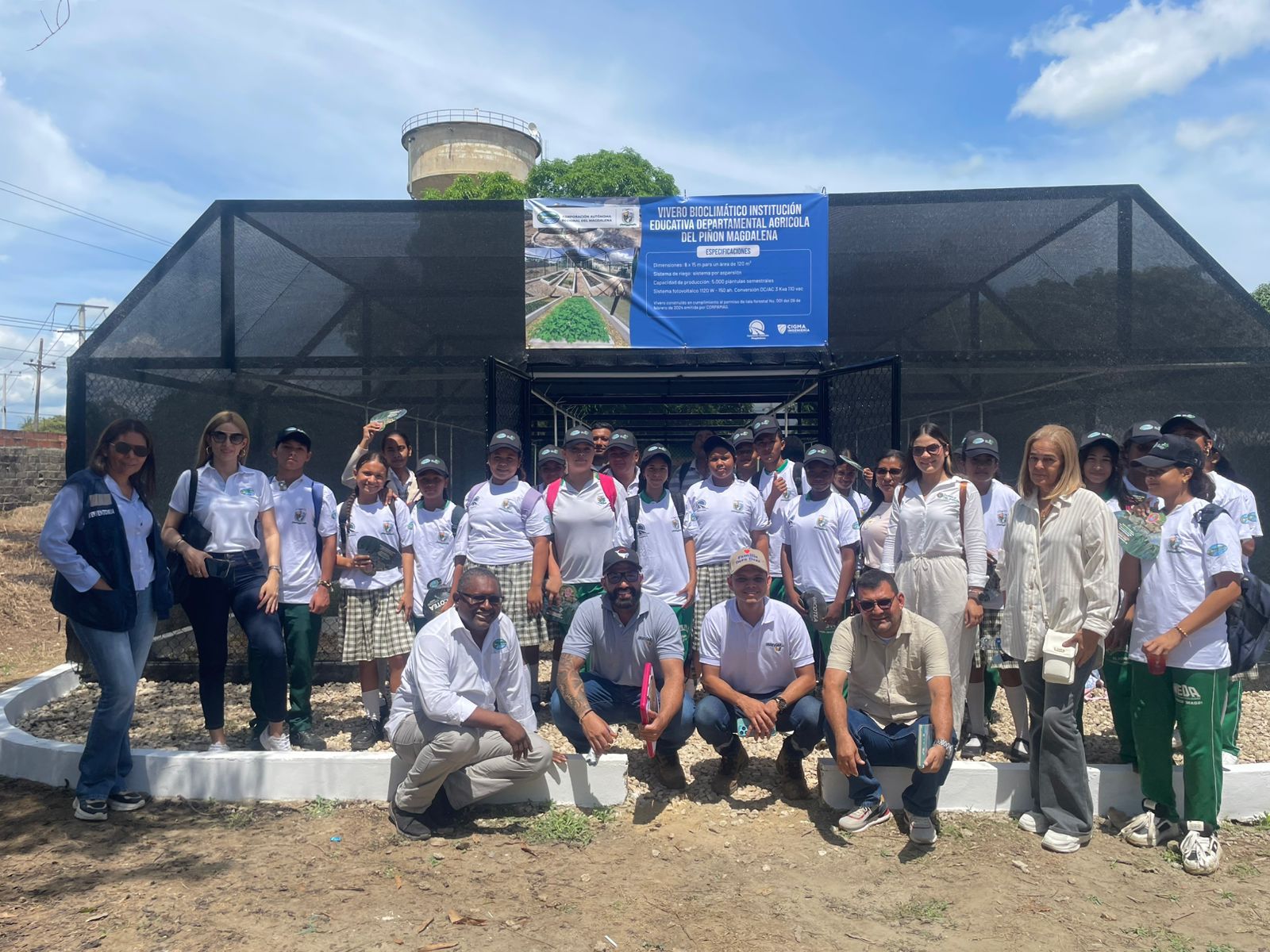 Foto de grupo con estudiantes de El Piñòn en el vivero
