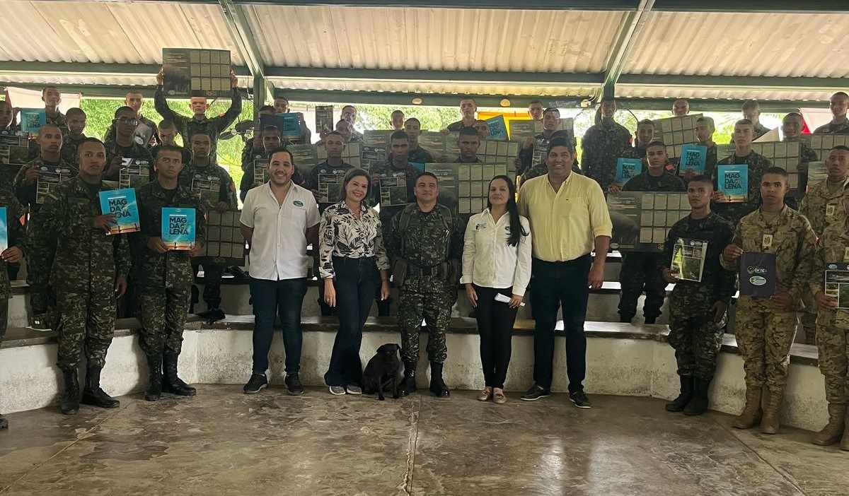 Foto grupal con soldados, miembros de Corpamag e Infotep