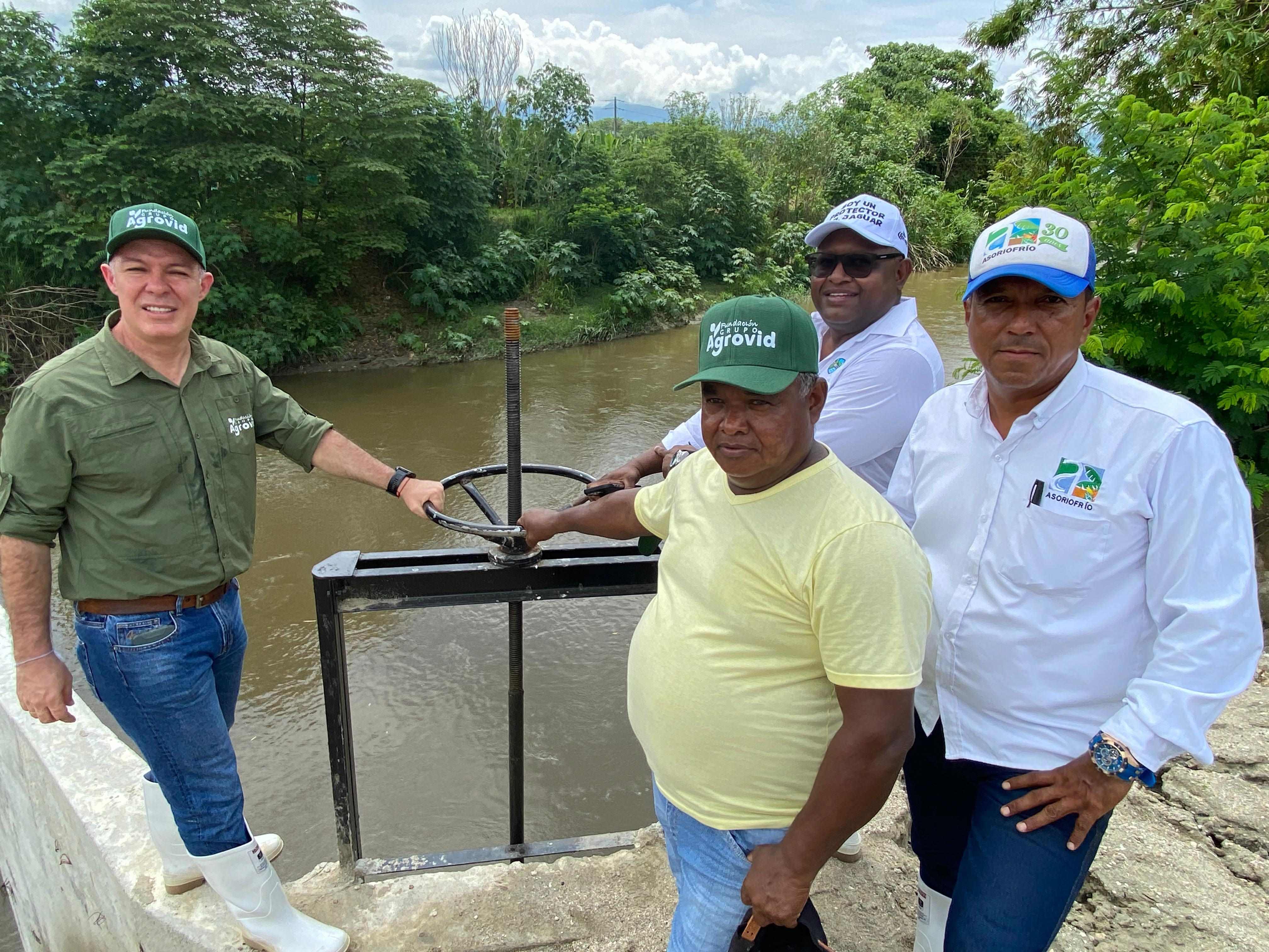 Directivos con comunidad en la compuerta