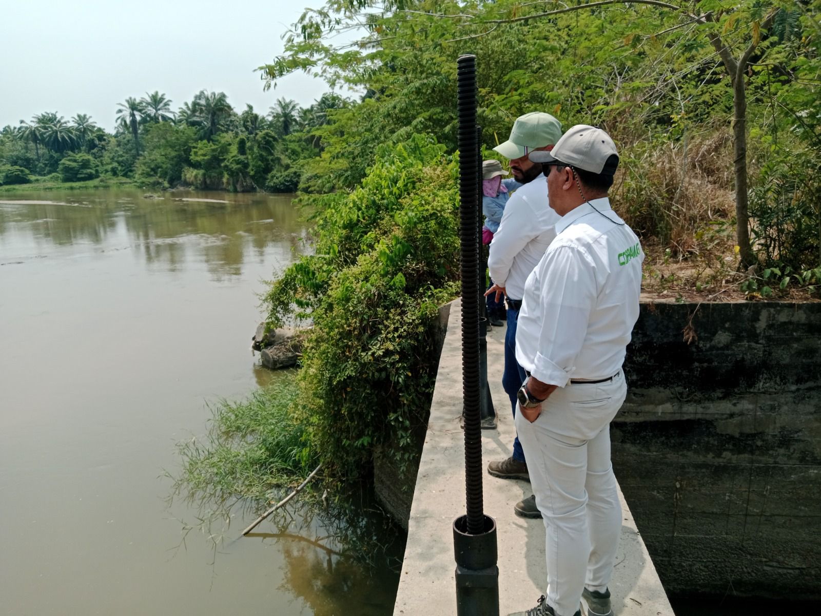 Director con funcionarios realizando seguimiento a cuerpos de agua
