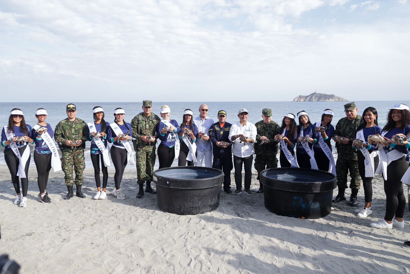 foto grupal con candidatas y Director CORPAMAG con tortugas