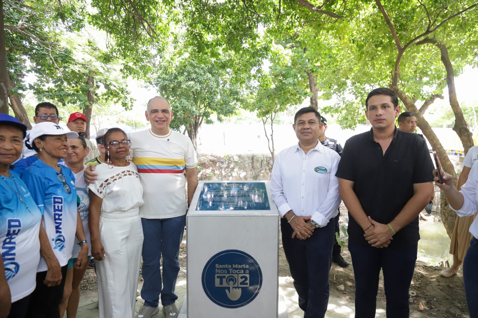 Director de Corpamag, Alcalde Santa marta, Alcade menor y presidenta JAC en la placa ubicada en el Parque Lineal