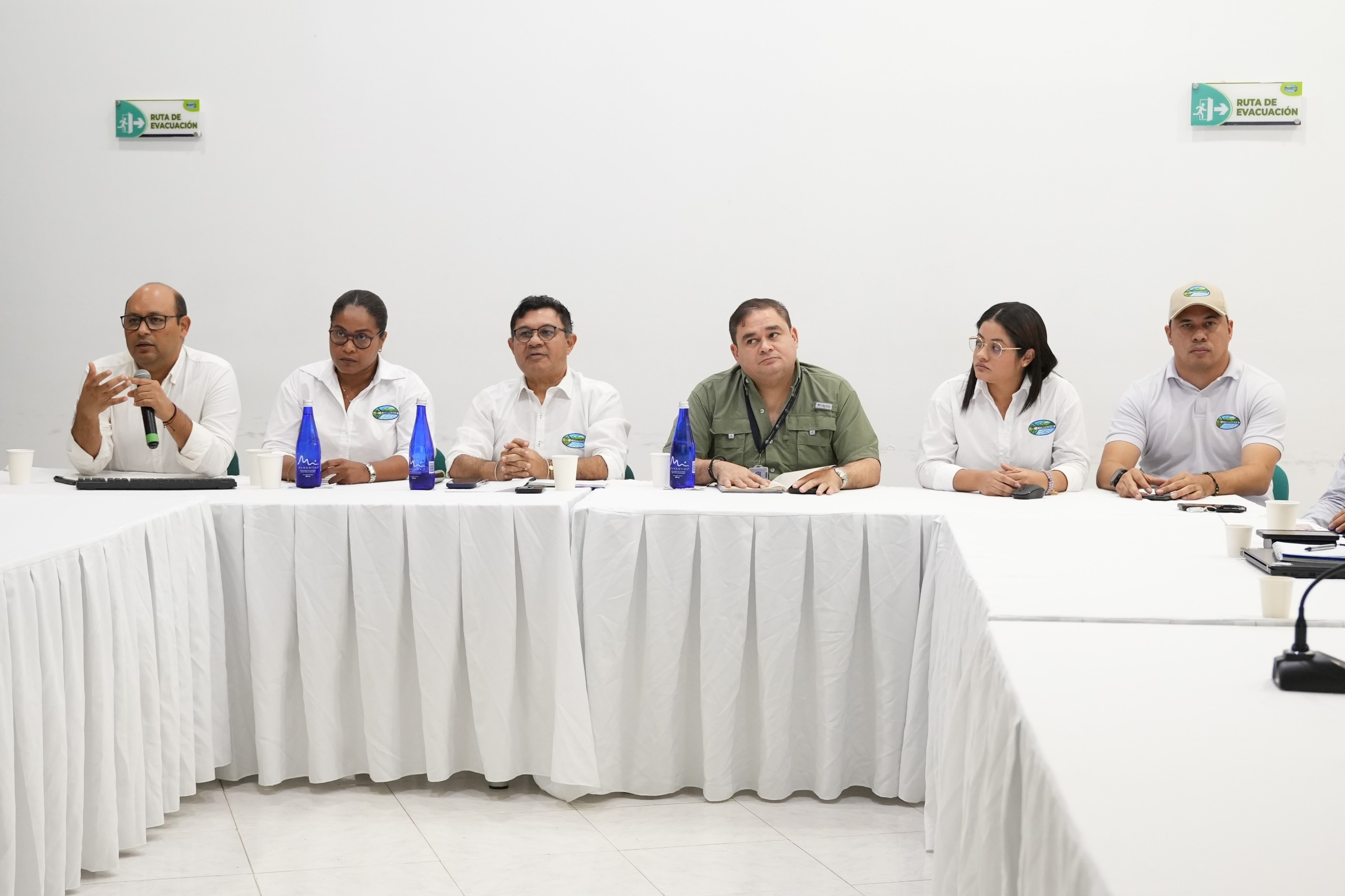 Director y asistentes en mesa de reuniòn