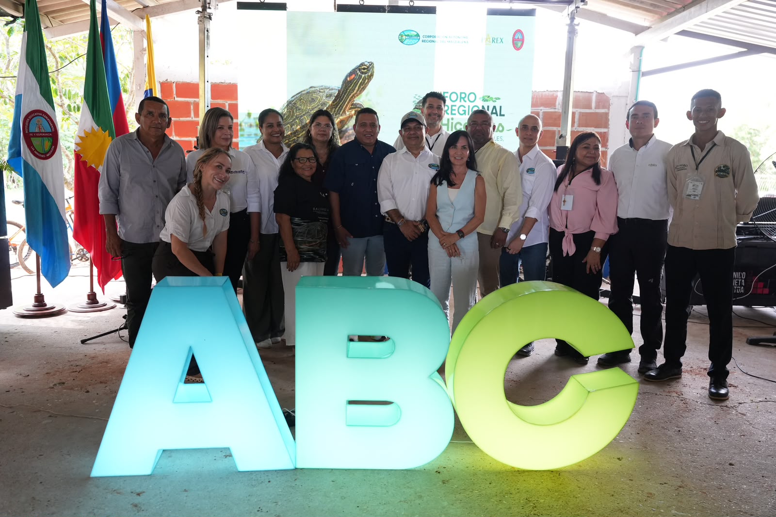 Foto grupa de los participantes al foro