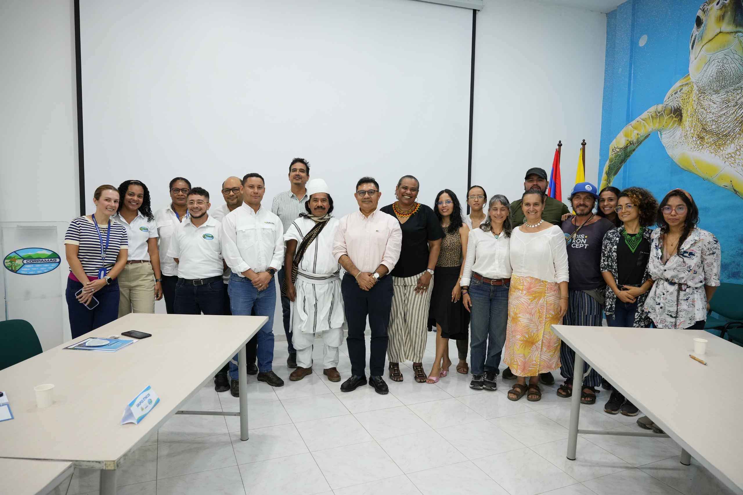 Foto grupal con todos los participantes y el director
