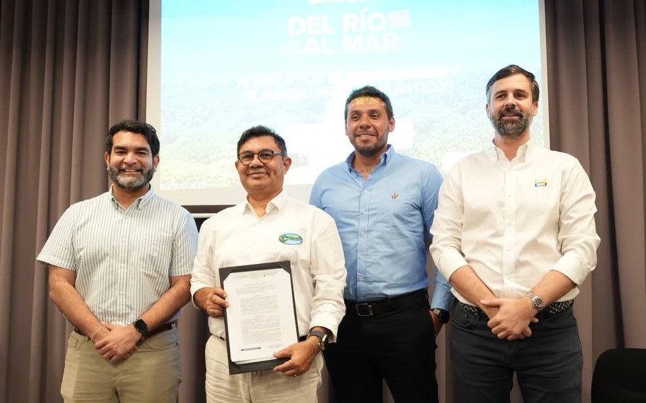 Foto grupal con representantes de entidades