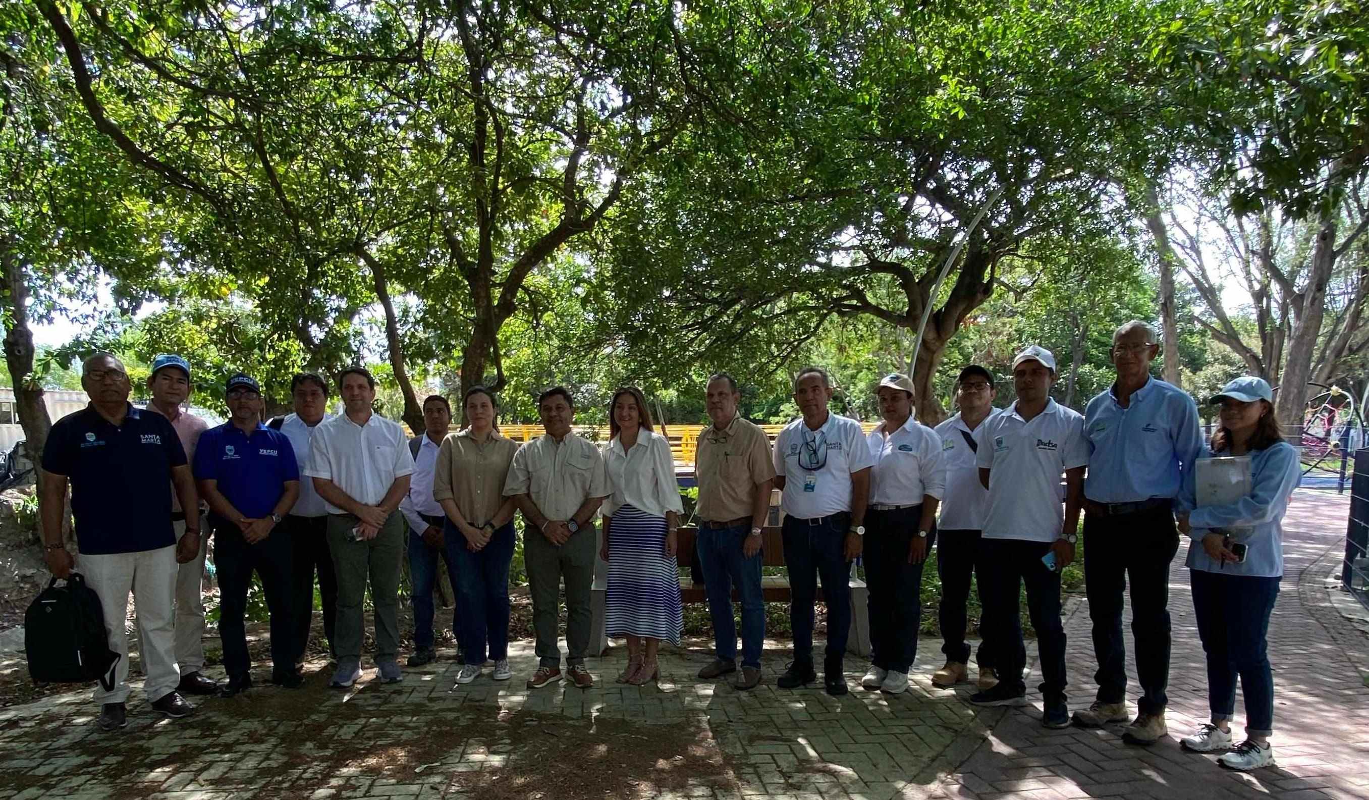 Grupo de funcionarios en el parque lineal