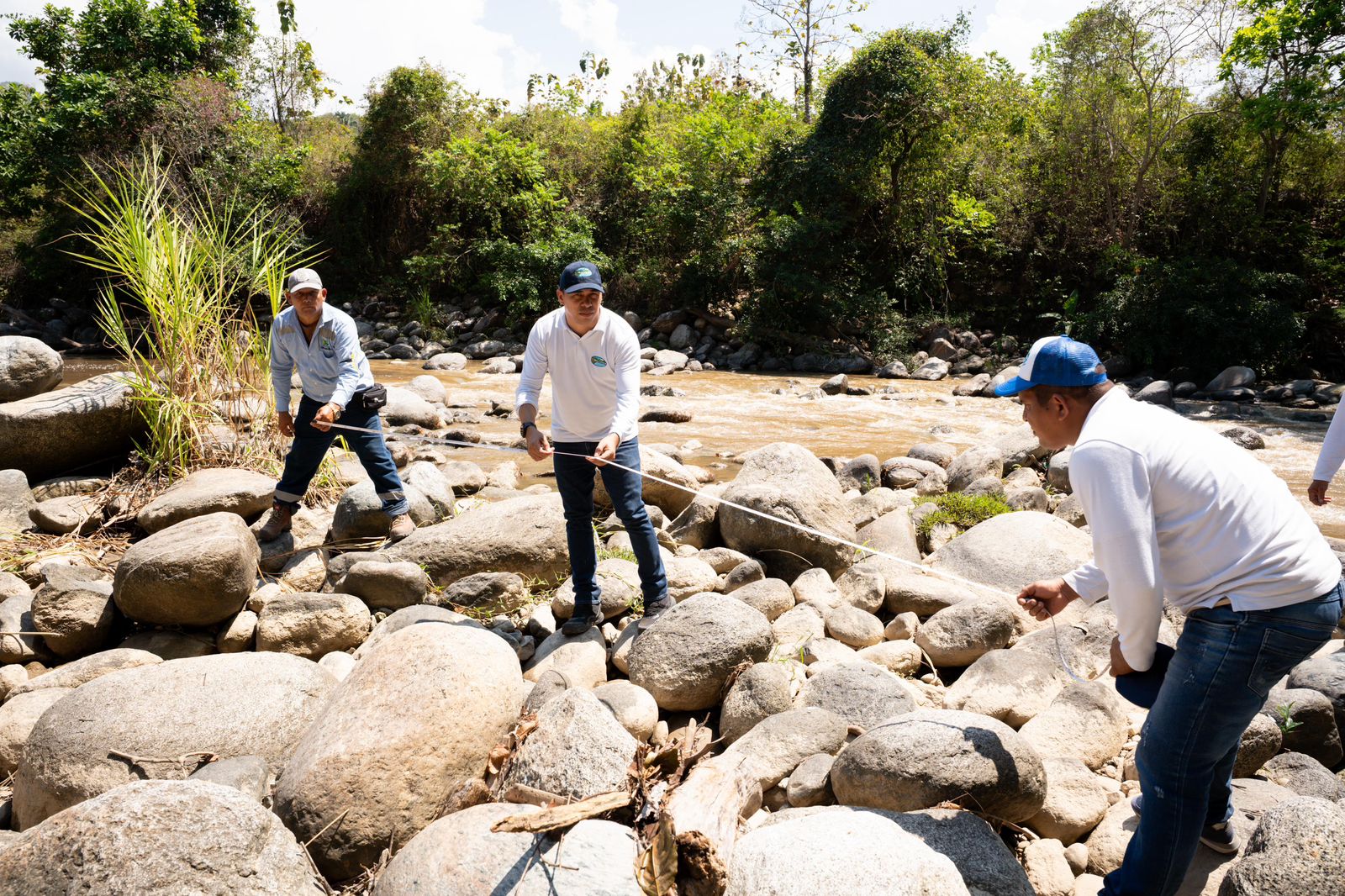 Personal de CORPAMAG haciendo mediciones en el rio