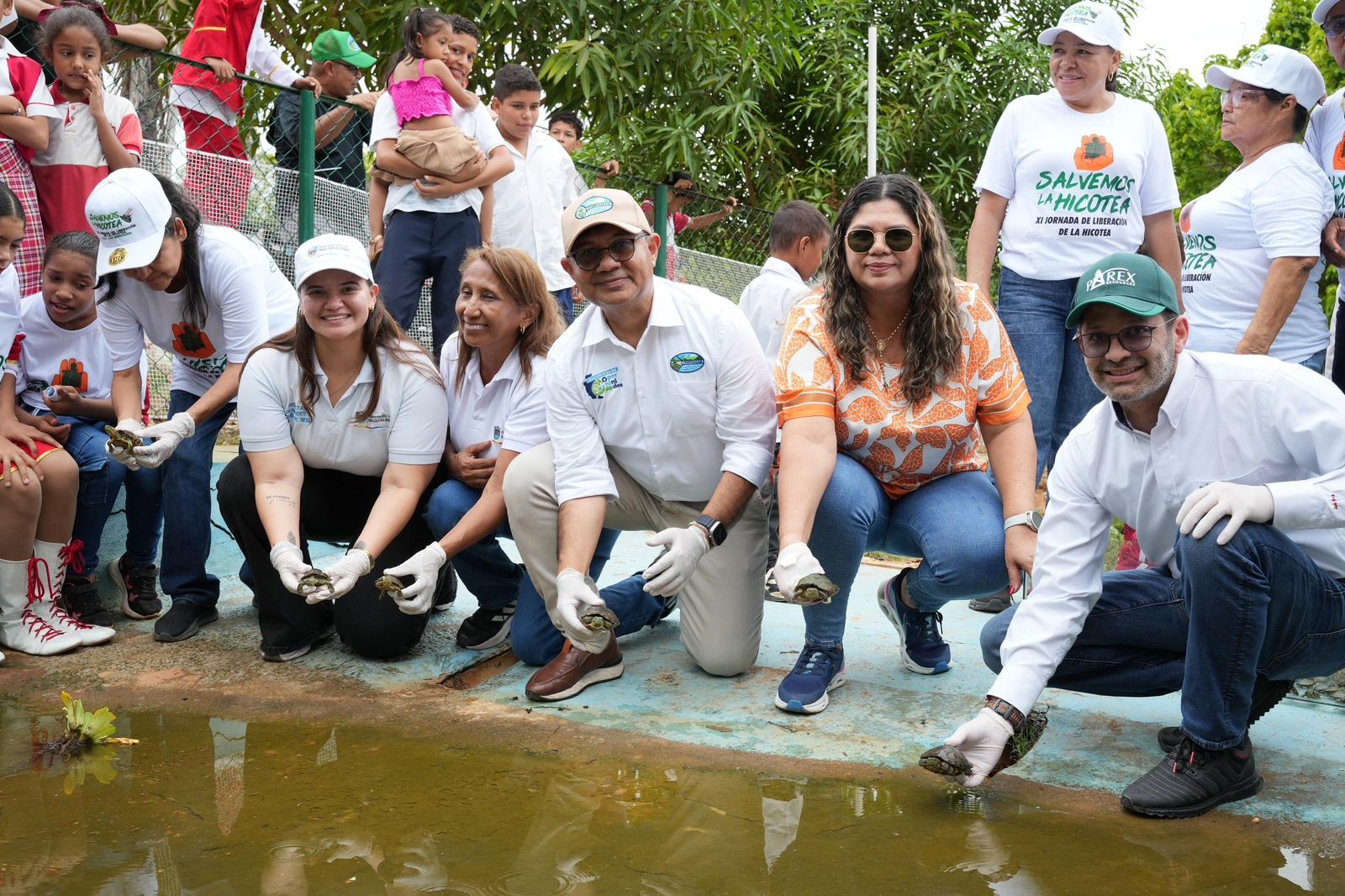Director y comunidad liberando hicoteas en la Cienaga