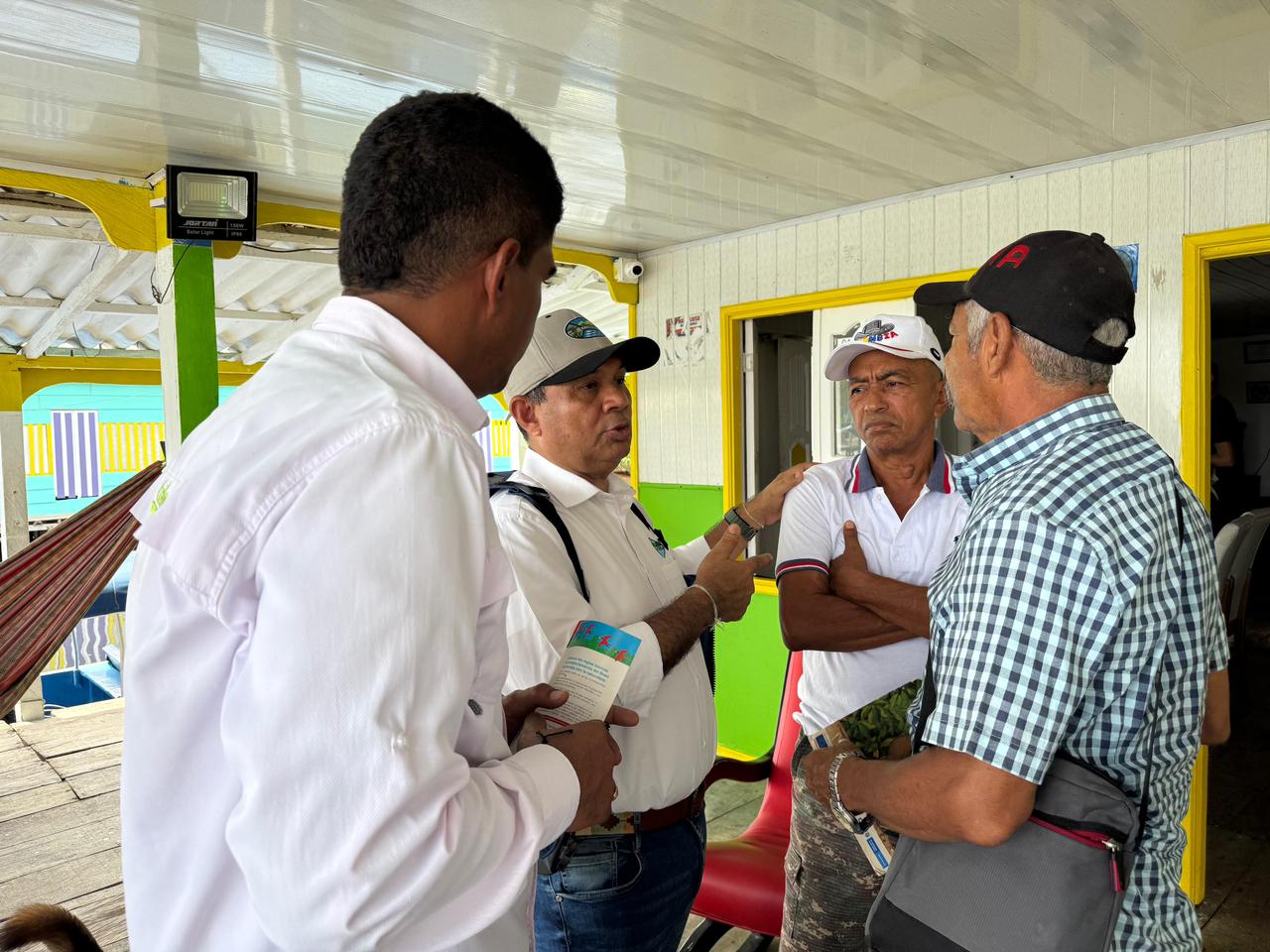 Director de corpamag hablando con lider de Nueva Venecia