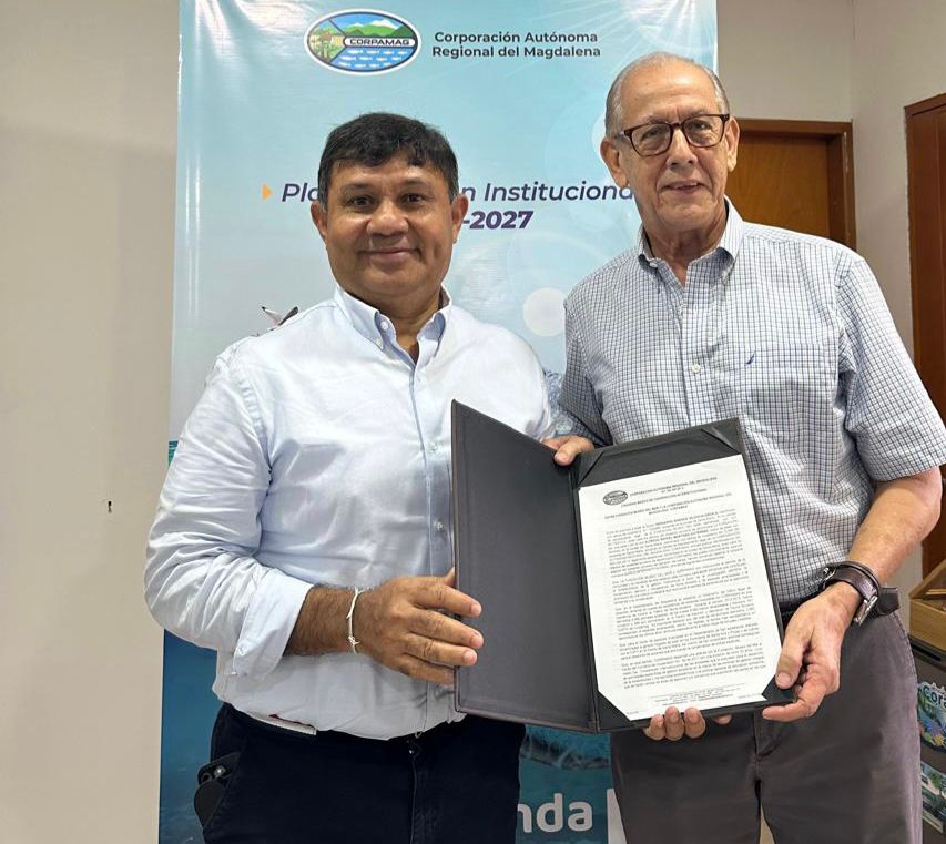 Director de CORPAMAG y Director Fundaciòn Museo del Mar sosteniendo convenio