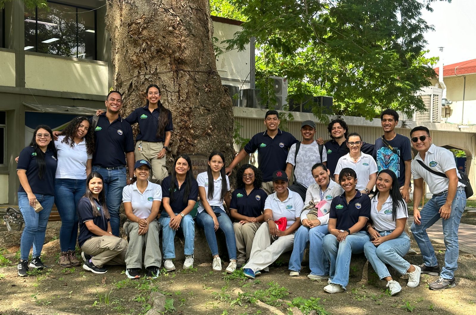 Jovenes y personal de CORPAMAG Y la Universidad del Magdalena al aire libre escuchando una intervenciòn