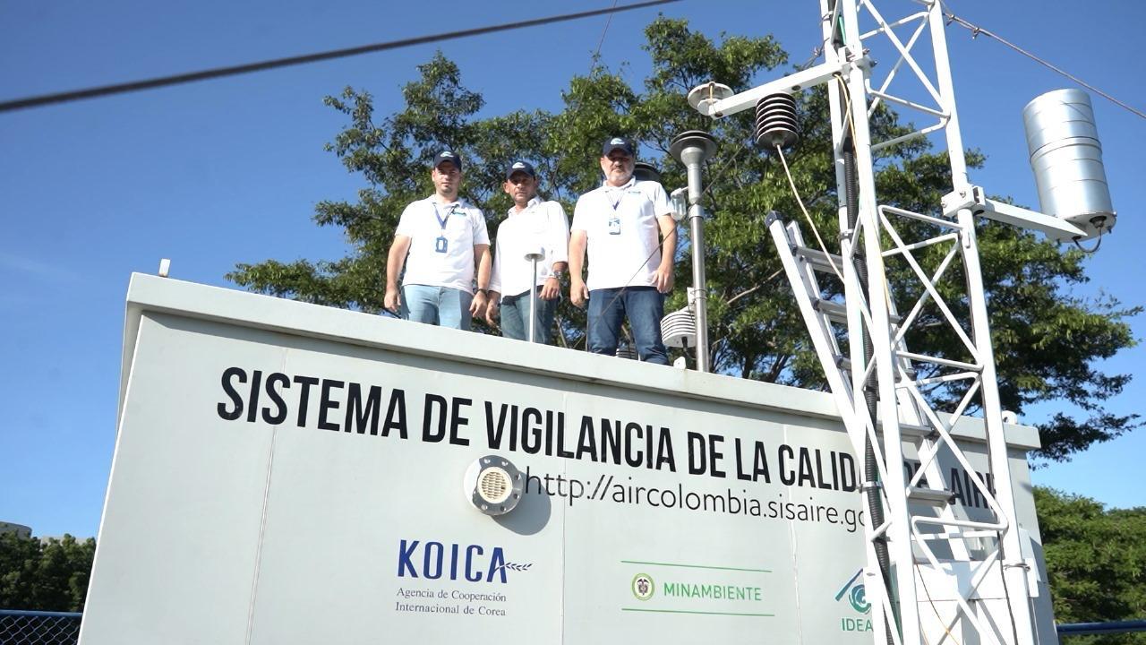 Personal del laboratorio arriba de estación de sistema de vigilancia