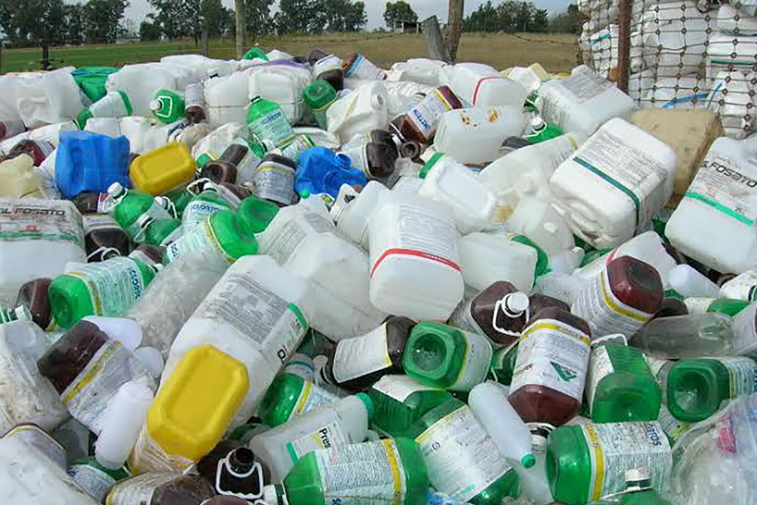 Imagen de envases agroquimicos en el suelo