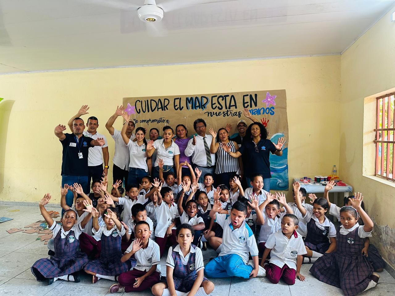 Grupo niños reunido con personal de CORPAMAG E INVEMAR