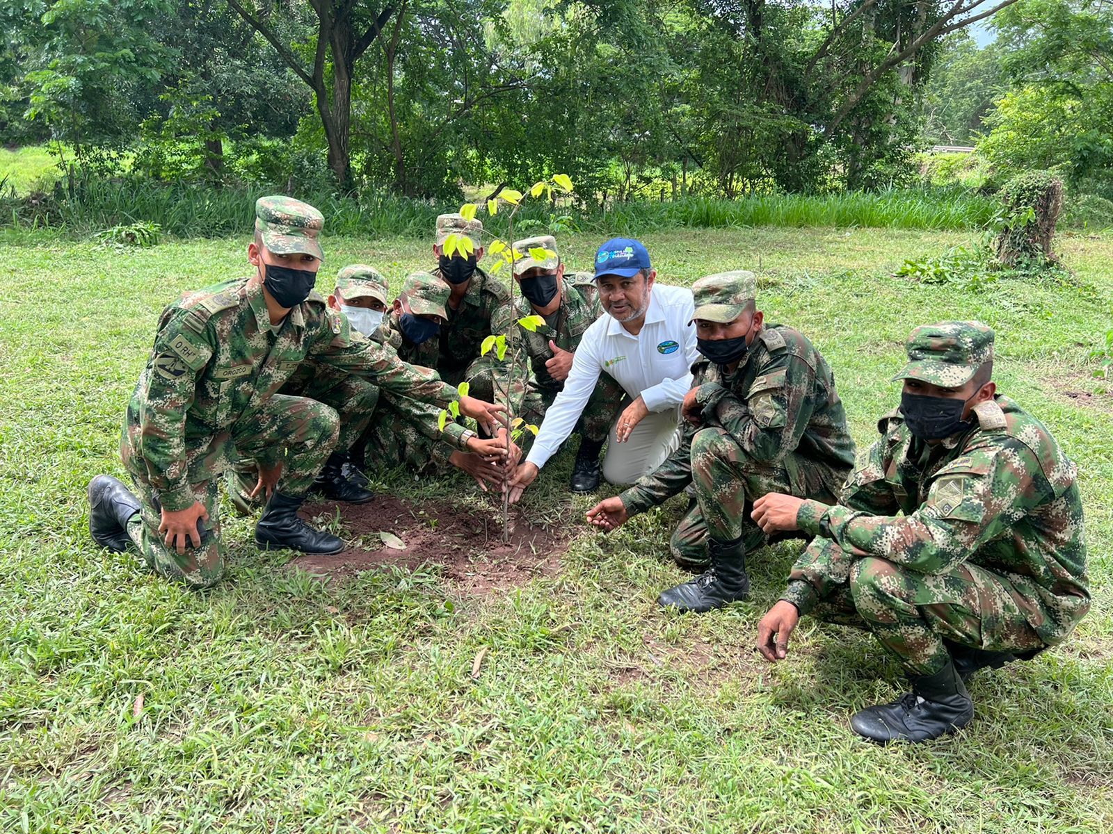 Subdirector de Gestión con miembros del ejercito sembrando un arbol
